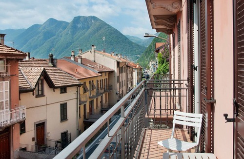 Colonno Apartment | Holiday apartment Casa Mauro by the lake with balcony