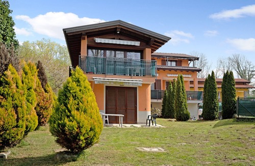 Monvalle Apartment | Holiday Apartment "Giulia" with Lake View, Pool, Wi-Fi & Garden