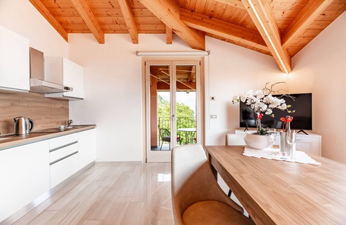 Musso Apartment | Holiday Apartment "Picolla Orchidea Finestra Sul Lago" with Private Terrace, Shared Pool & Wi-Fi