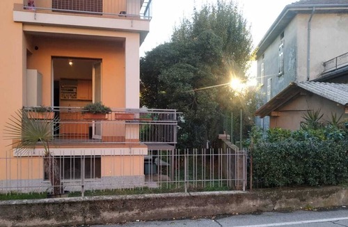 Ispra Apartment | Holiday Apartment "Residenza Gaia" by the Lake with Garden
