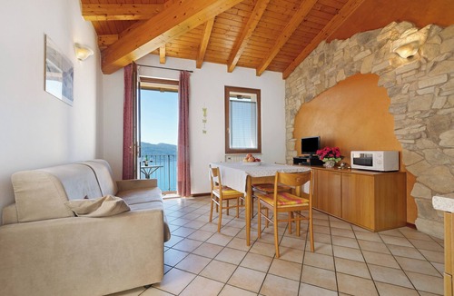 Oldesio Apartment | Holiday Apartment 'Rustico Spagnol 2' with Lake View, Pool & Wi-Fi