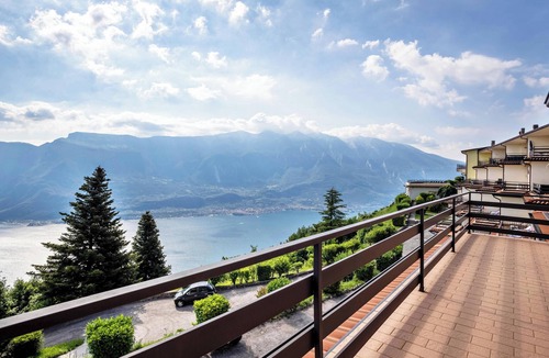 Campi Apartment | Holiday Apartment 'with Stunning Views' and Balcony