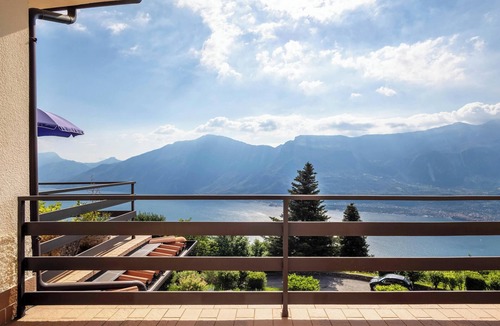 Campi Apartment | Holiday Apartment 'with Stunning Views' and Balcony