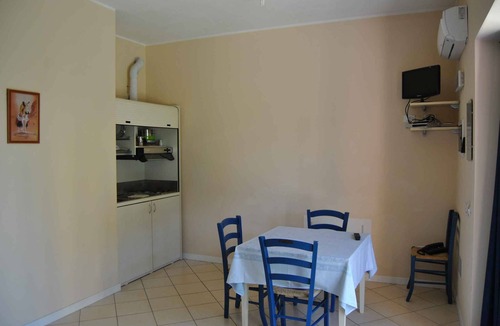 Dorio Apartment | Holiday apartment with Wi-Fi and terrace or small garden