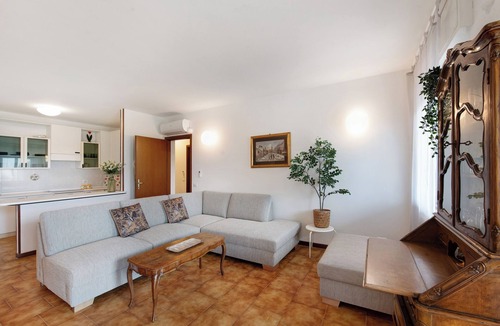 Portese House | Holiday Home 'Villa Angioletta' with Lake View, Wi-Fi and Air Conditioning