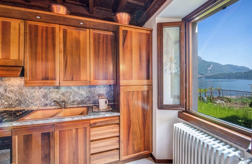 Lezzeno House | Holiday Home 'Casa Mocchetti' with Lake View, Garden & Wi-Fi