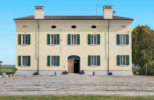 Gonzaga House | Holiday Home 'Corte Croce' with Garden and Wi-Fi