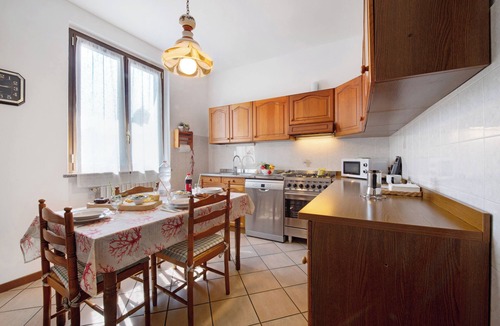 Osio Sotto House | Holiday Home 'Elli' with Shared Terrace, Shared Garden and Wi-Fi