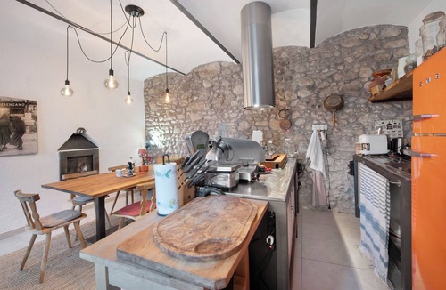 Vaccarolo House | Holiday Home 'Haus Siloah Grole Di Desenzano' with Private Garden and Wi-Fi