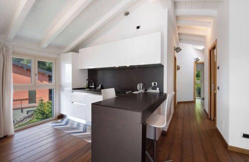Olcio House | Holiday Home 'Scrigno Sul Lago' with Lake View, Wi-Fi and Air Conditioning