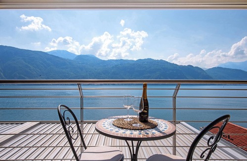 Olcio House | Holiday Home 'Scrigno Sul Lago' with Lake View, Wi-Fi and Air Conditioning