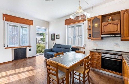 Marmirolo House | Holiday Home 'Villa Del Sole' with Private Garden, Wi-Fi and Air Conditioning