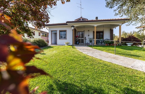 Marmirolo House | Holiday Home 'Villa Del Sole' with Private Garden, Wi-Fi and Air Conditioning