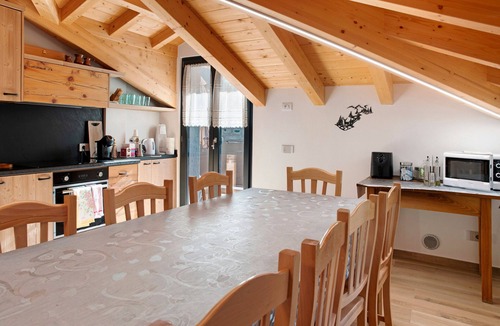 Grosio House | Holiday Home 'Sam Fiamet' with Mountain View, Shared Garden and Wi-Fi
