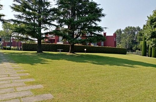 Colombare Apartment | HOLIDAY SIRMIONE B8 Apartment - con piscina fronte lago e parcheggio interno
