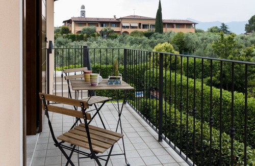 Portese Apartment | House in the Olive Trees-For a relaxing vacation at the lake.