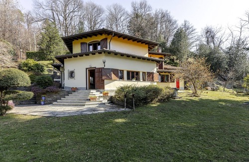 Montegrino Valtravaglia Villa | House in the woods