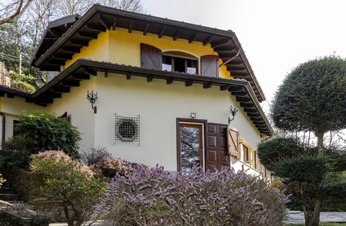Montegrino Valtravaglia Villa | House in the woods