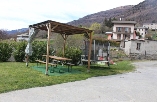 Teglio Apartment | House The Hedges
