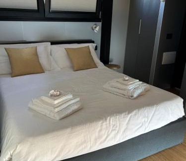 Sesto Calende Boat Rental | Houseboat Dormire sull'acqua
