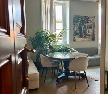 Tricolore Apartment | Il Glicine - Luxury Urban Oasis