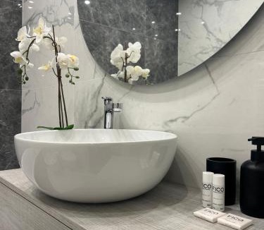 Tricolore Apartment | Il Glicine - Luxury Urban Oasis