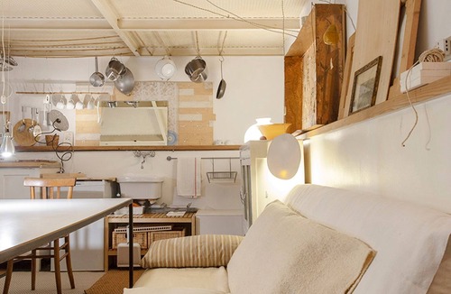 Chinatown Bed & Breakfast | independent little flat on two floor silent courtyiard with wisteria