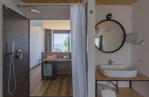 Moniga del Garda House | Insula Felix - Deluxe Double Room with Balcony and Sea View