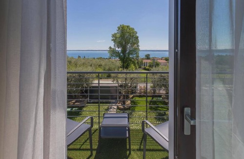 Moniga del Garda Bed & Breakfast | Insula Felix - Deluxe Triple Room with Sea View