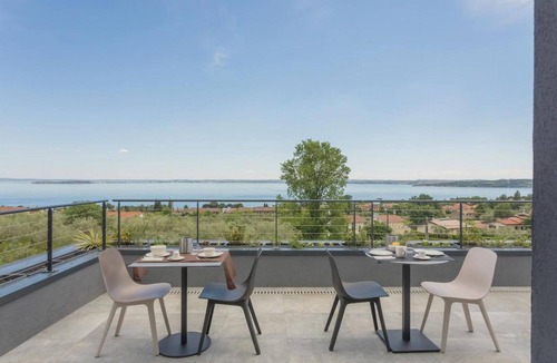 Moniga del Garda Bed & Breakfast | Insula Felix - Deluxe Triple Room with Sea View