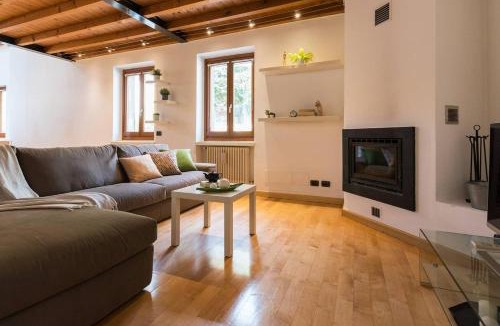 Cernobbio House | JOIVY Scenic 2BR Apt with Balcony & Parking