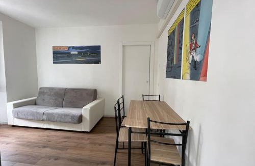 Carona Apartment | L'ETRANGE RENDEZ-VOUS Tome 1