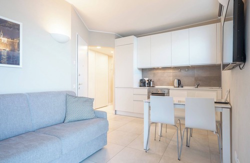 Fiumelatte Apartment | La Roseta Creme - Lakefront