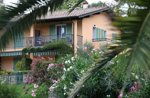 Gardone Riviera Apartment | La Verbena a fianco del Vittoriale, vista piscina, 10 minuti a piedi dal lungo lago
