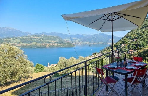 Tavernola Apartment | LADYBUGS RESIDENCE WITH LAKE ISEO VIEW