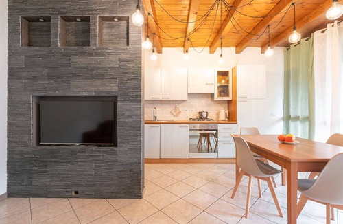 Sulzano Apartment | Lake & Love - One Bedroom Apartment, Sleeps 4