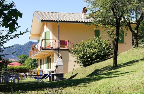 Idro Condo | Lake shore with garden