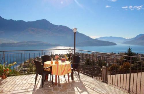 Vercana Apartment | Lake View Apartment in Vercana, Shared Pool