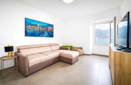 Pisogne House | LAKEFRONT HOME RESIDENZA IL GALLO IN RIVA AL LAGo