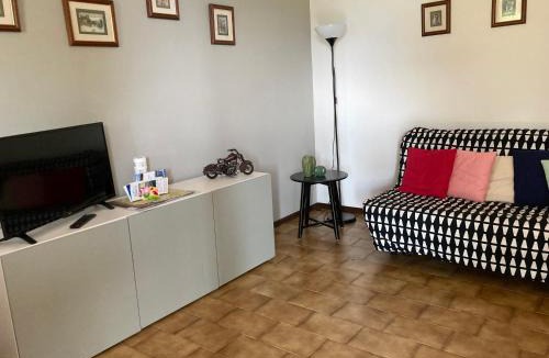 Fiumelatte Apartment | Lallas Home with garden and lake view
