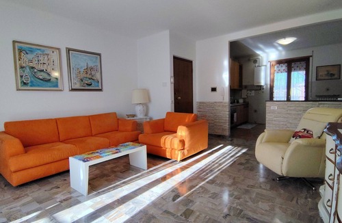 Verdellino Apartment | Large apartment with 5/6 beds - closed parking space- served by public transport