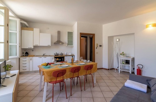 San Felice del Benaco Apartment | Lauri House Lakeview & shared pool, San Felice del Benaco, Italy