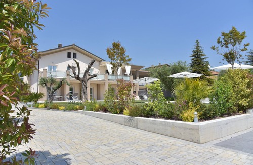 Padenghe sul Garda Apartment | Lotus | Garda Bloom Holiday Apartments at Lake Garda
