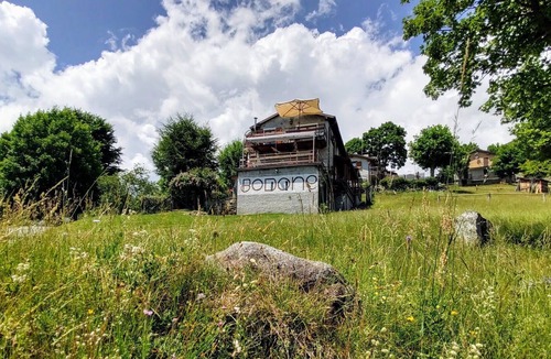 Peglio Apartment | Lovely apartment for 4 people with WIFI, TV, balcony, pets allowed and parking