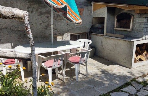 Peglio Apartment | Lovely apartment for 4 people with WIFI, TV, balcony, pets allowed and parking