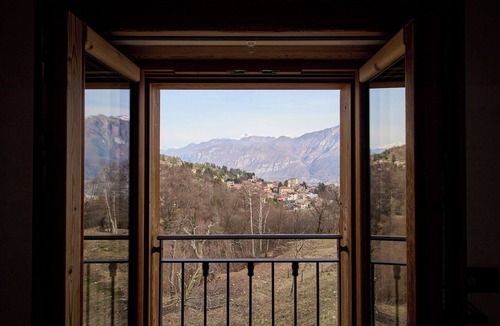 Civenna Apartment | Luxury Chalet Apartment 'Baita Treeb Breva' with Lake View, Shared Garden and Wi-Fi