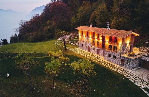 Civenna Ski Chalet | Luxury Chalet Apartment 'Bellagio Baita Treeb' with Lake View, Private Terrace and Wi-Fi