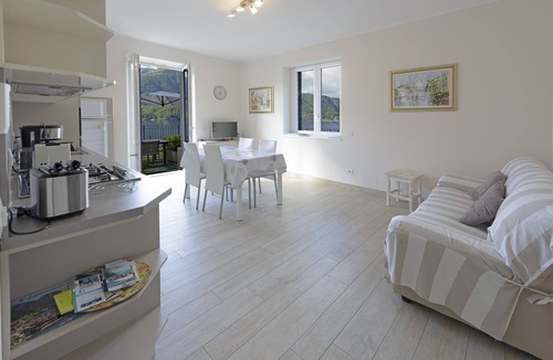 Lezzeno Apartment | LUXURY garden Apartment near BELLAGIO
