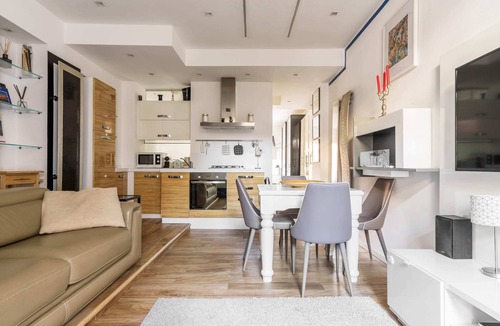 Chinatown Apartment | Luxury modern one bedroom with hot tub