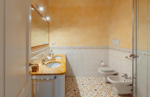 Borgo San Leonardo Hostel | Luxury spaciuos quadruple room with large modern ensuite bathroom and airconditioning